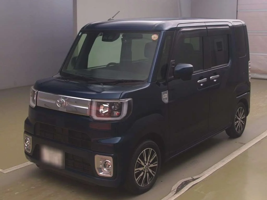 Toyota Pixis Mega LA700A 2020